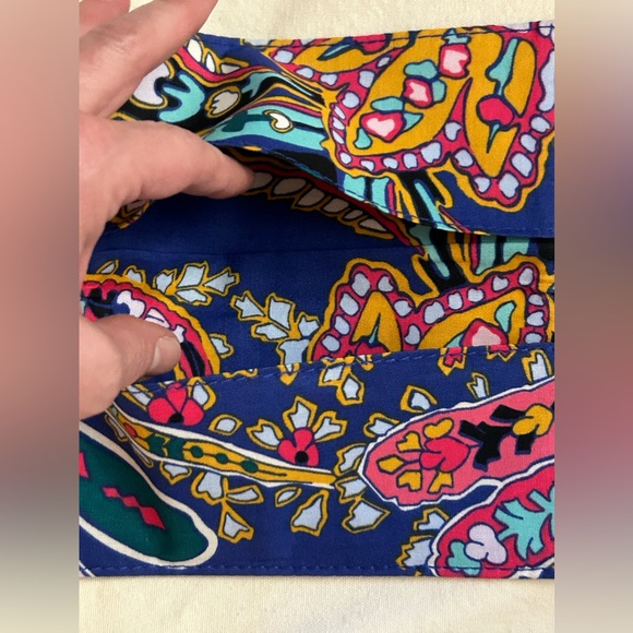 Vera Bradley checkbook cover in excellent condition. - Picture 4 of 4